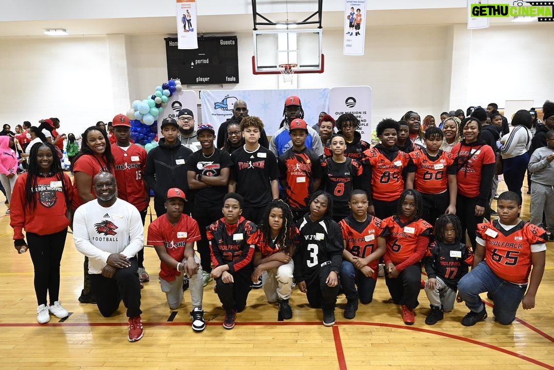 Barack Obama Instagram - Today we pay tribute to the extraordinary life and legacy of Dr. King, and reflect on the lessons he taught us. Thanks to everyone who joined the @ObamaFoundation to help pack food, write notes, and lend a hand in Chicago.