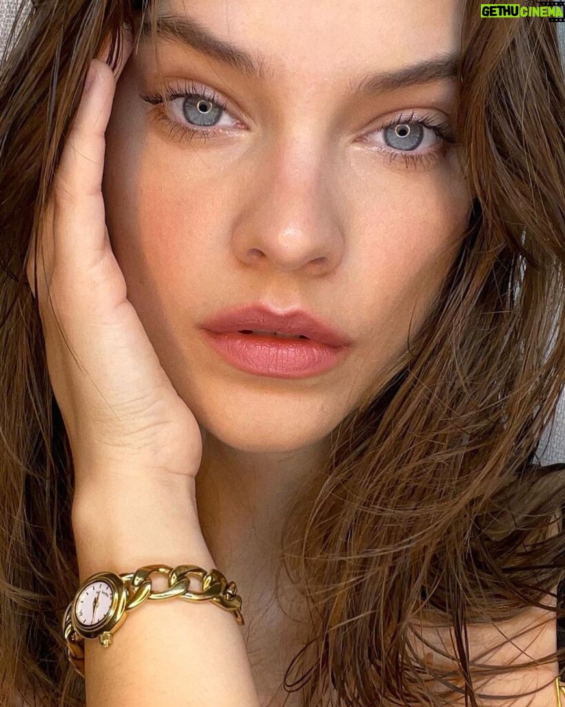 Barbara Palvin Instagram - I’m so gonna be on time from now on unless I get caught up staring at my new watch . 🤍 DNA 🤍 @heyharpershop