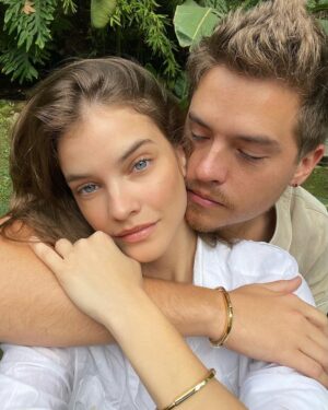 Barbara Palvin Instagram - Unbreakable bond @tiffanyandco 💛 #TiffanyLock #TiffanyPartner