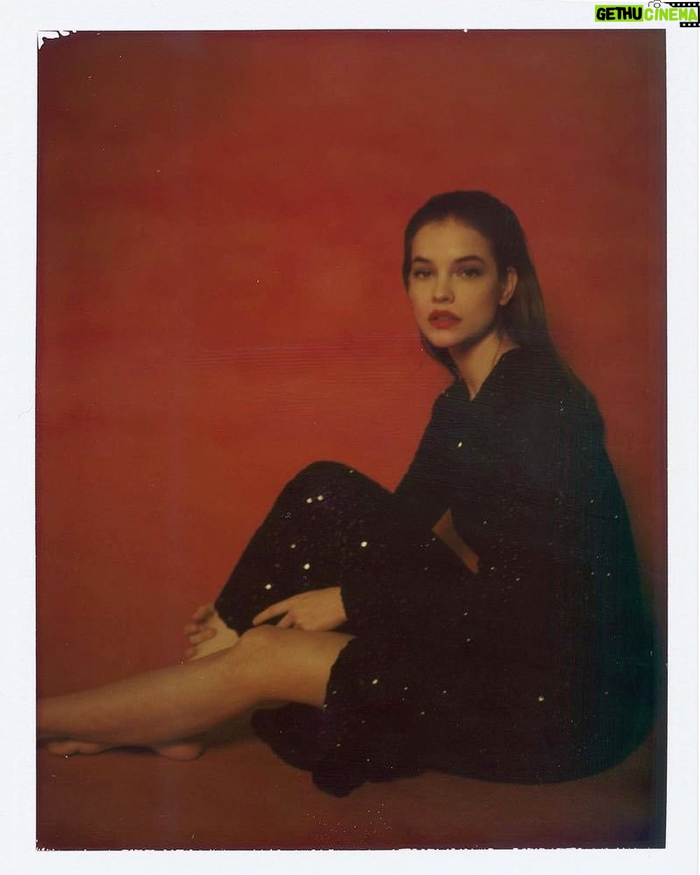 Barbara Palvin Instagram - Happy Holidays 🎁♥️