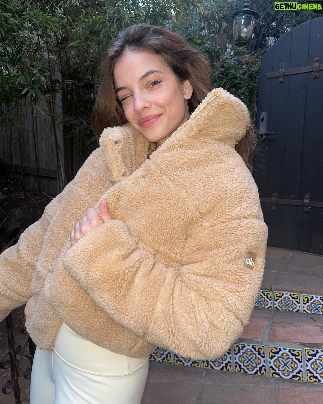 Barbara Palvin Instagram - It’s finally cozy Sherpa season 🧸🧸 @alo