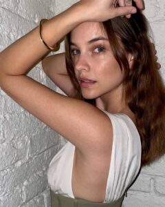 Barbara Palvin Instagram - Unbreakable bond @tiffanyandco 💛 #TiffanyLock #TiffanyPartner