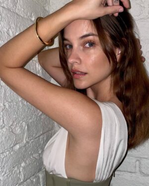 Barbara Palvin Instagram - Unbreakable bond @tiffanyandco 💛 #TiffanyLock #TiffanyPartner