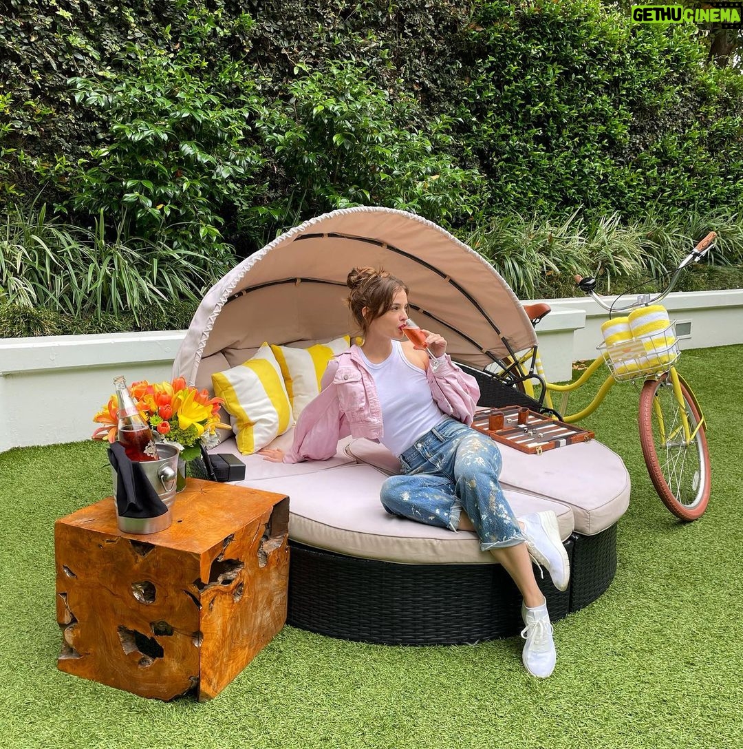 Barbara Palvin Instagram - Celebrating start of summer with @lemeridienhotels where good vibes and rosé never cease to flow ☀️#LMAuSoleil Le Meridien Delfina