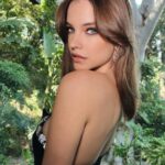 Barbara Palvin Instagram - Final touches w @armanibeauty for the Elton John’s Oscar viewing dinner. #armanilippower #armanibeauty #armanibeautypartner