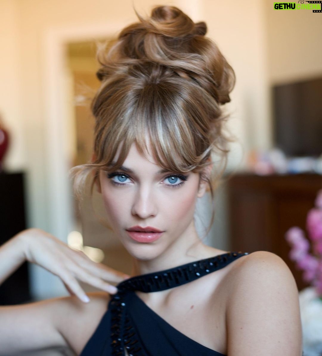 Barbara Palvin Instagram - Back with my @armanibeauty family at the Venice Film Festival. 🤩 We created this magical look with some of my favorite @armanibeauty products : Luminous Silk Foundation in shade 4.5 and in shade 5.5 Luminous Silk Glow Blush in shade 30 Eye Tint in shade 12S Lip Maestro in shade 02 @charlotte_prevel @owengould @marc_eram #Venezia80 #Armanibeauty #Armanimakeup