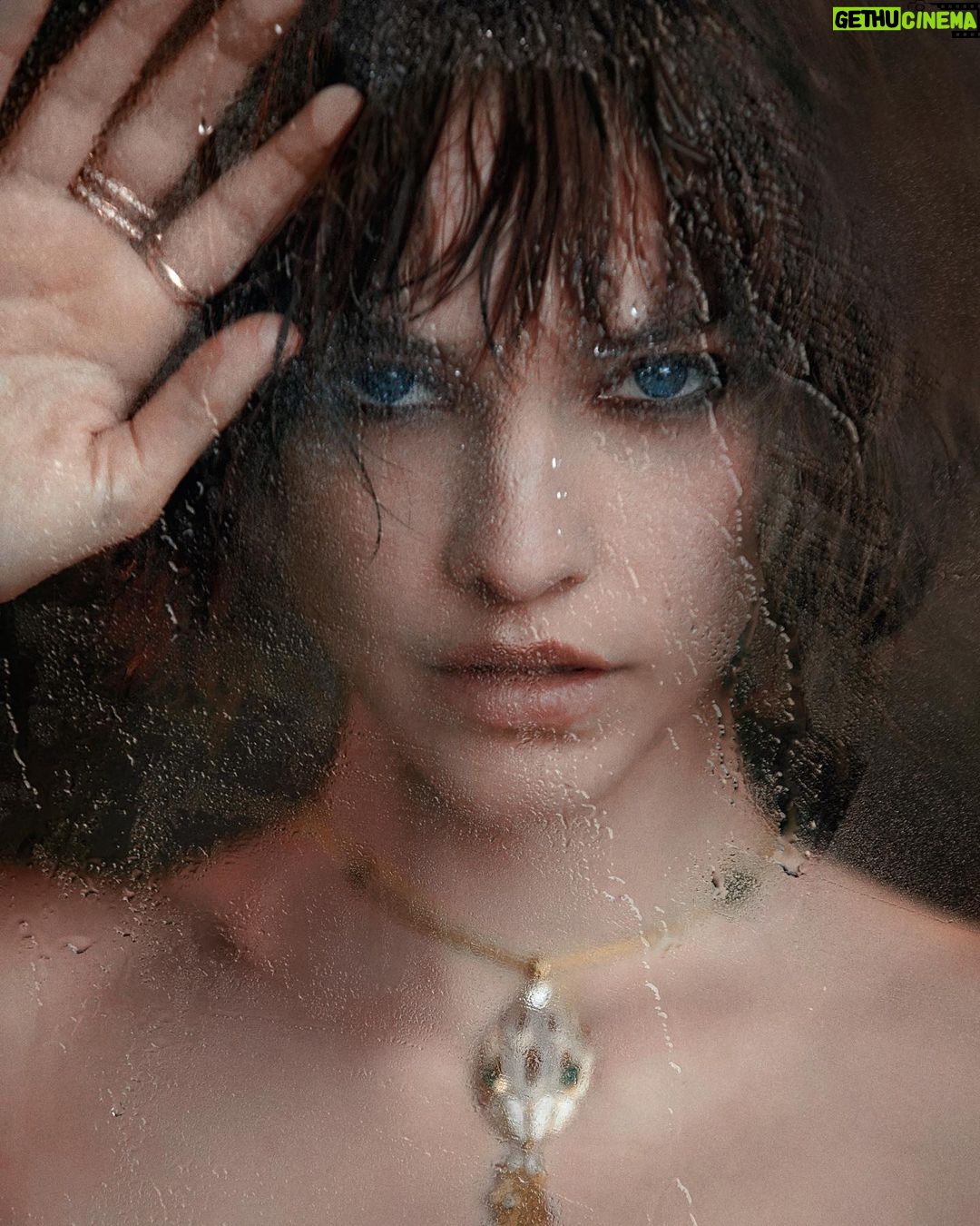 Barbara Palvin Instagram - New cover story out for @vogueturkiye shot by @evadolezalovaofficial 🐍 @bulgari