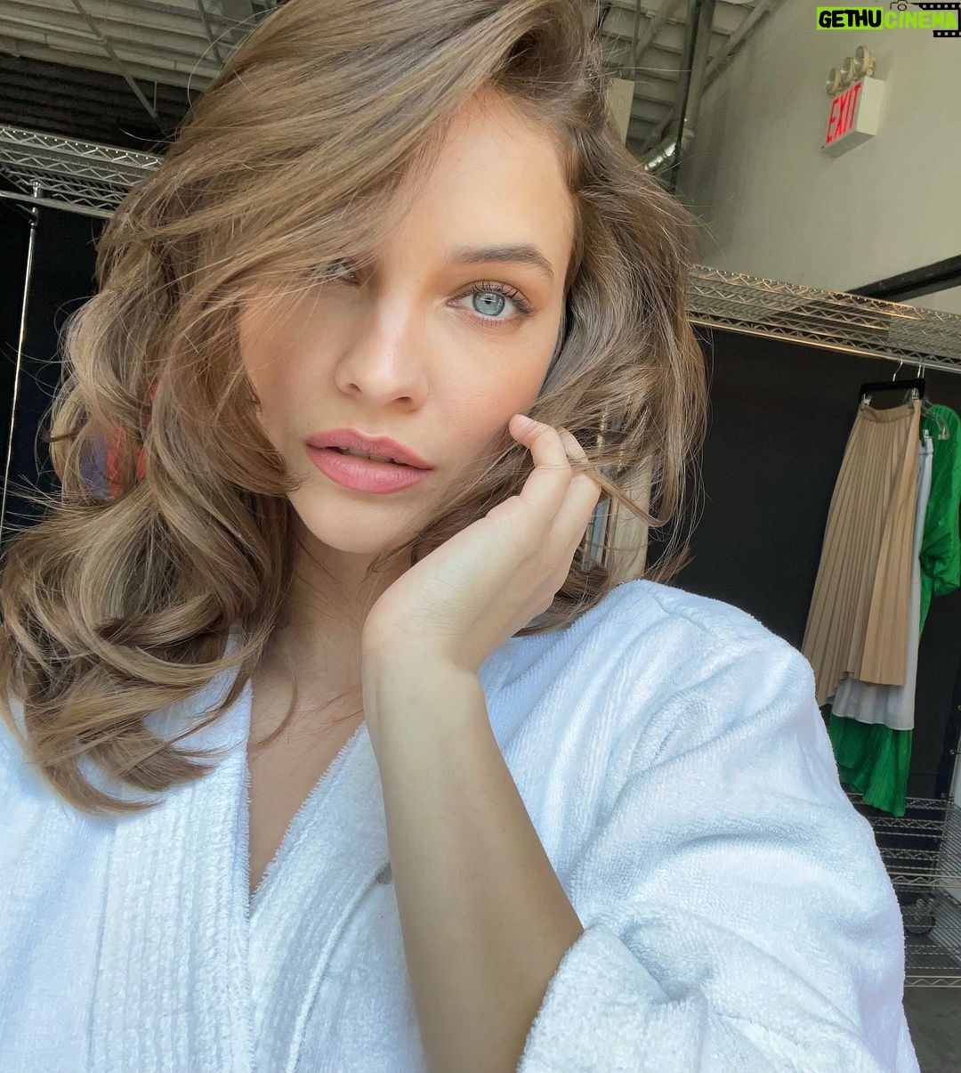 Barbara Palvin Instagram - Celebrating Selfie Day with my favorite beauty look with @armanibeauty Luminous Silk foundation and Lip Power! 👄