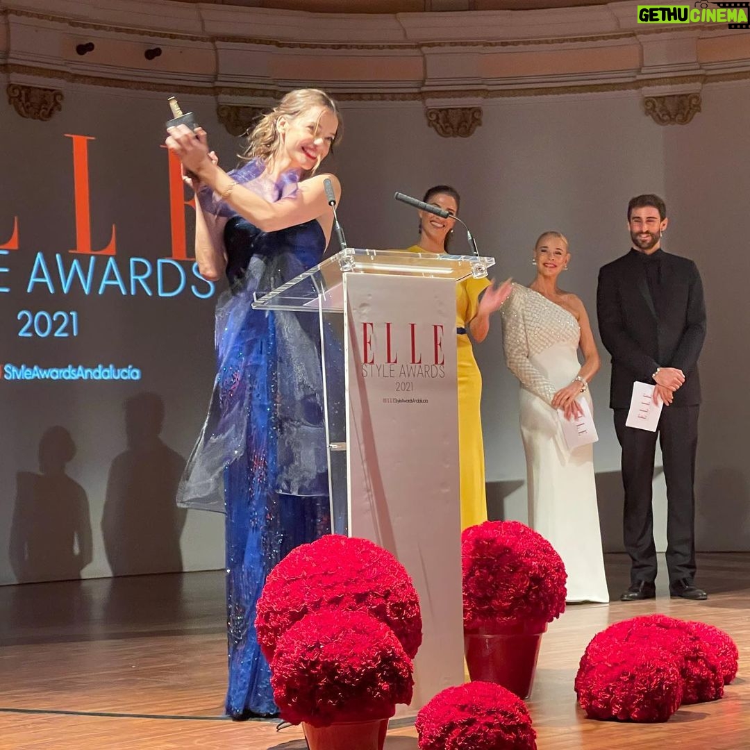 Barbara Palvin Instagram - What a NIGHT!! So greatful to @elle_spain for this award and to my @armanibeauty family. ♥️ #ArmaniLipPower #EyeTint