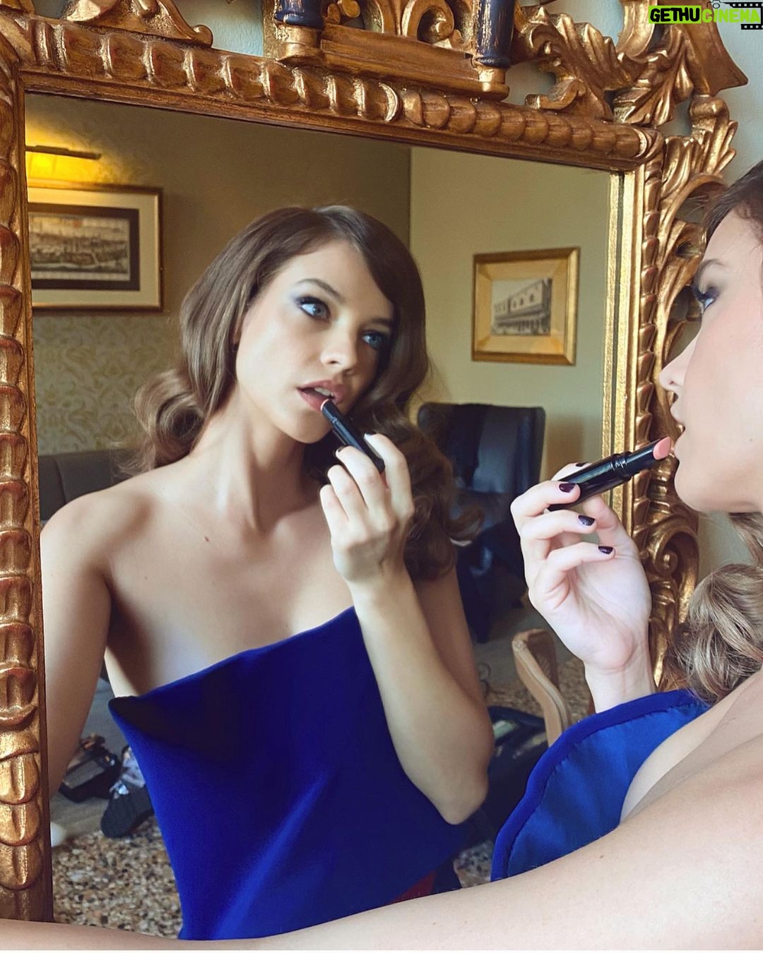 Barbara Palvin Instagram - Final touch! 💄 @armanibeauty #armaniLipPower #armanibeautystars #armanibeauty