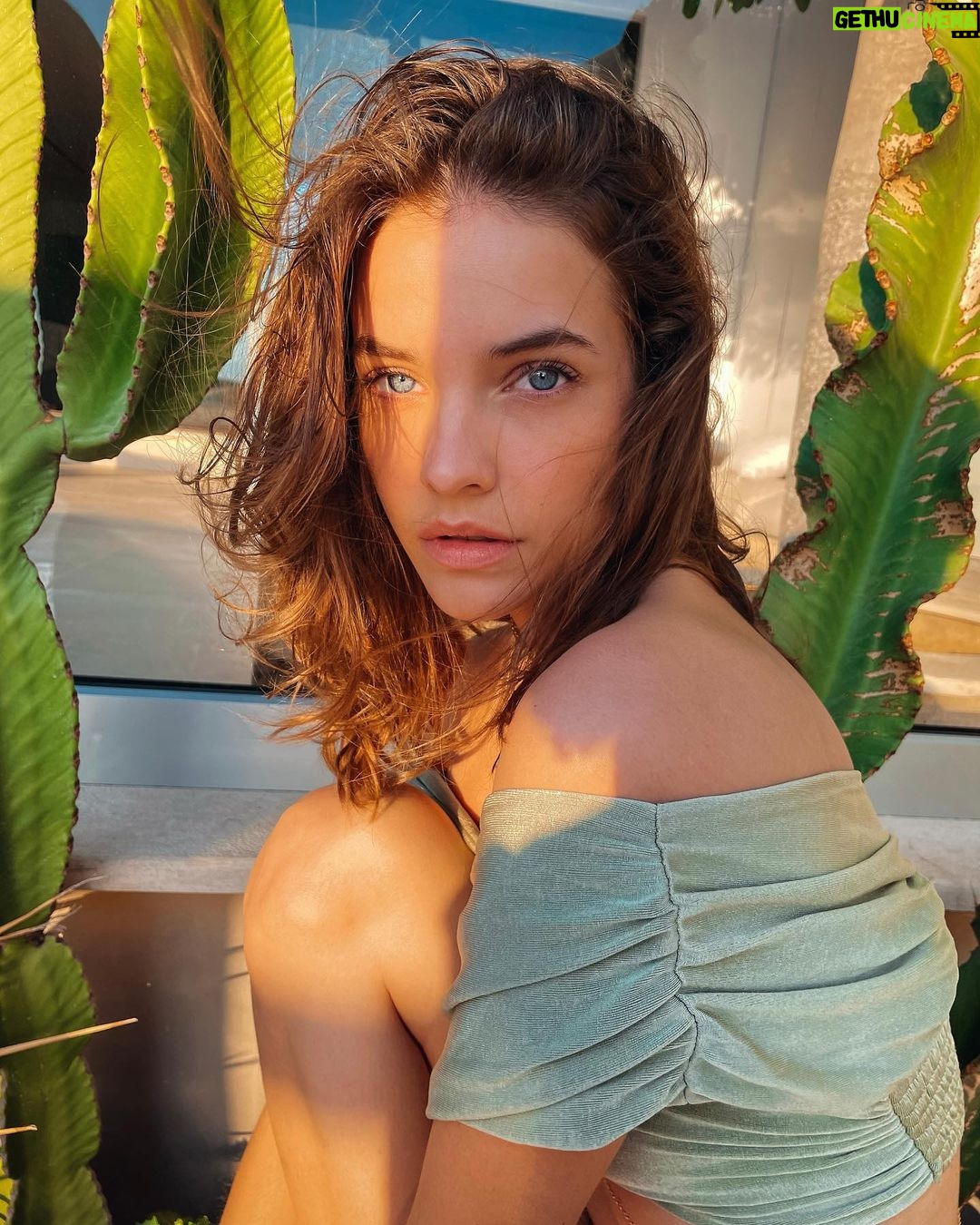 Barbara Palvin Instagram - Sunset lights ๐งก๐ #REVOLVEsummer @revolve @houseofharlow1960