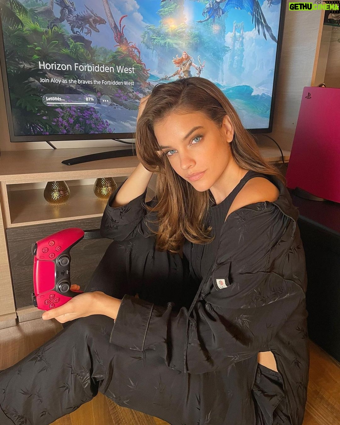 Barbara Palvin Instagram - Scrolling through the PS Plus Collection and found a good one! Now i'm gonna start exploring the Forbidden West! Böngésztem a PS Plus játékkatalógusában, most pedig belevágok egy különleges utazásba a Tiltott Nyugatra! @playstationhu #playstation