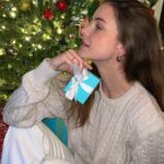 Barbara Palvin Instagram - Christmas came early 🎄 @tiffanyandco #aTiffanyHoliday