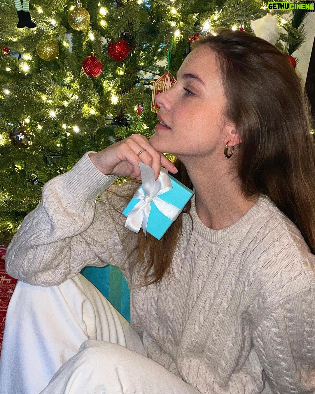 Barbara Palvin Instagram - Christmas came early 🎄 @tiffanyandco #aTiffanyHoliday