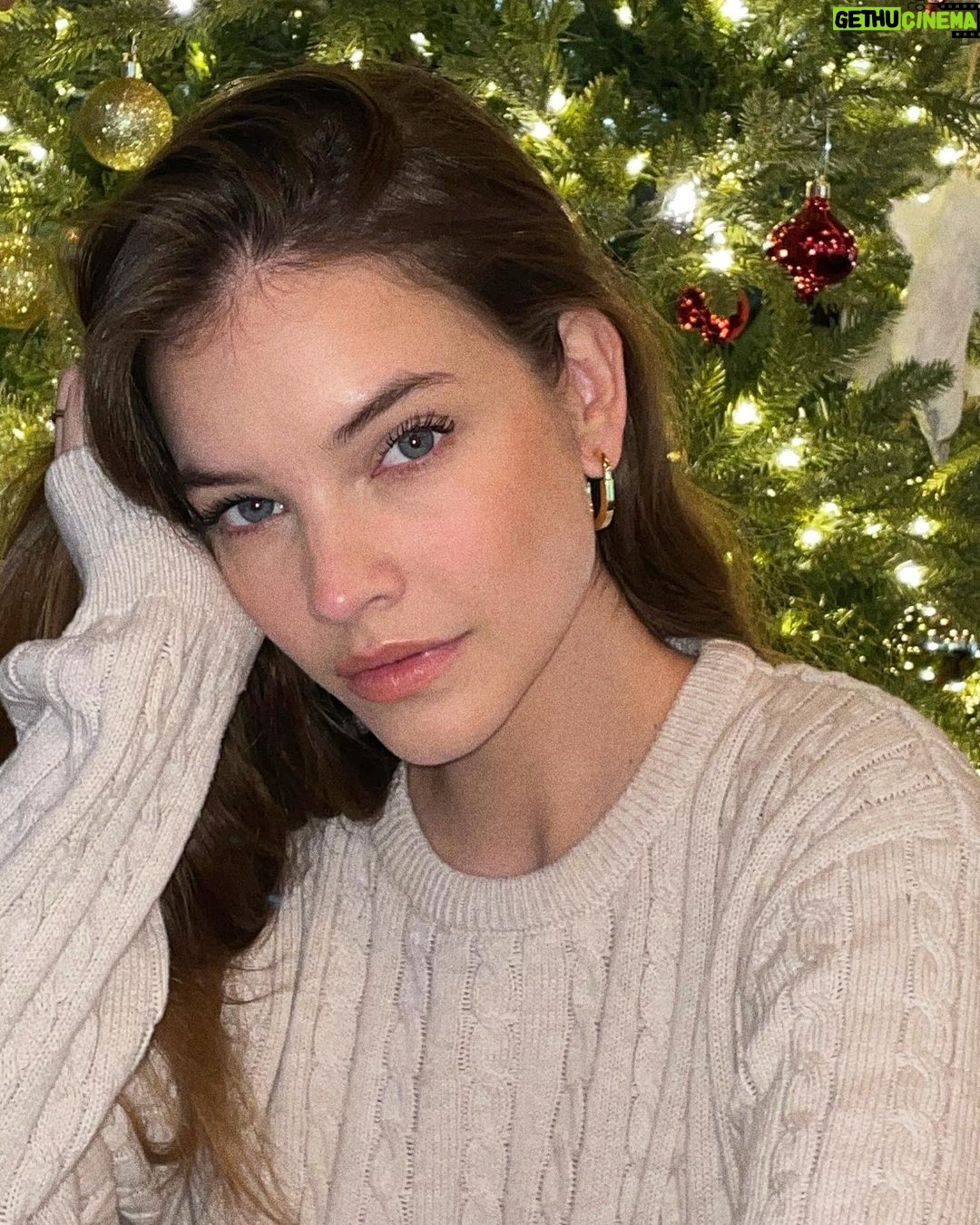 Barbara Palvin Instagram - Christmas came early 🎄 @tiffanyandco #aTiffanyHoliday