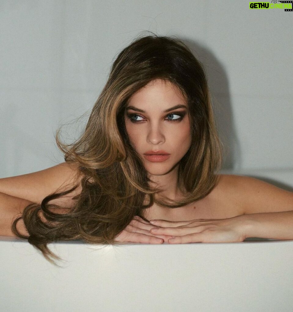 Barbara Palvin Instagram - My blow out bestie 🧡 Hairdresser’s Invisible Oil Primer @bumbleandbumble #BbPartner