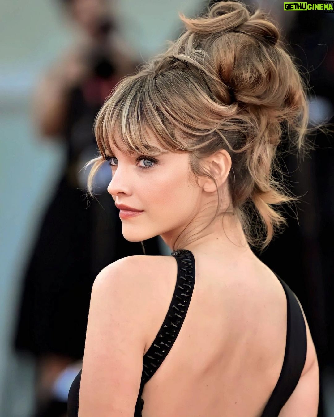 Barbara Palvin Instagram - Back with my @armanibeauty family at the Venice Film Festival. 🤩 We created this magical look with some of my favorite @armanibeauty products : Luminous Silk Foundation in shade 4.5 and in shade 5.5 Luminous Silk Glow Blush in shade 30 Eye Tint in shade 12S Lip Maestro in shade 02 @charlotte_prevel @owengould @marc_eram #Venezia80 #Armanibeauty #Armanimakeup
