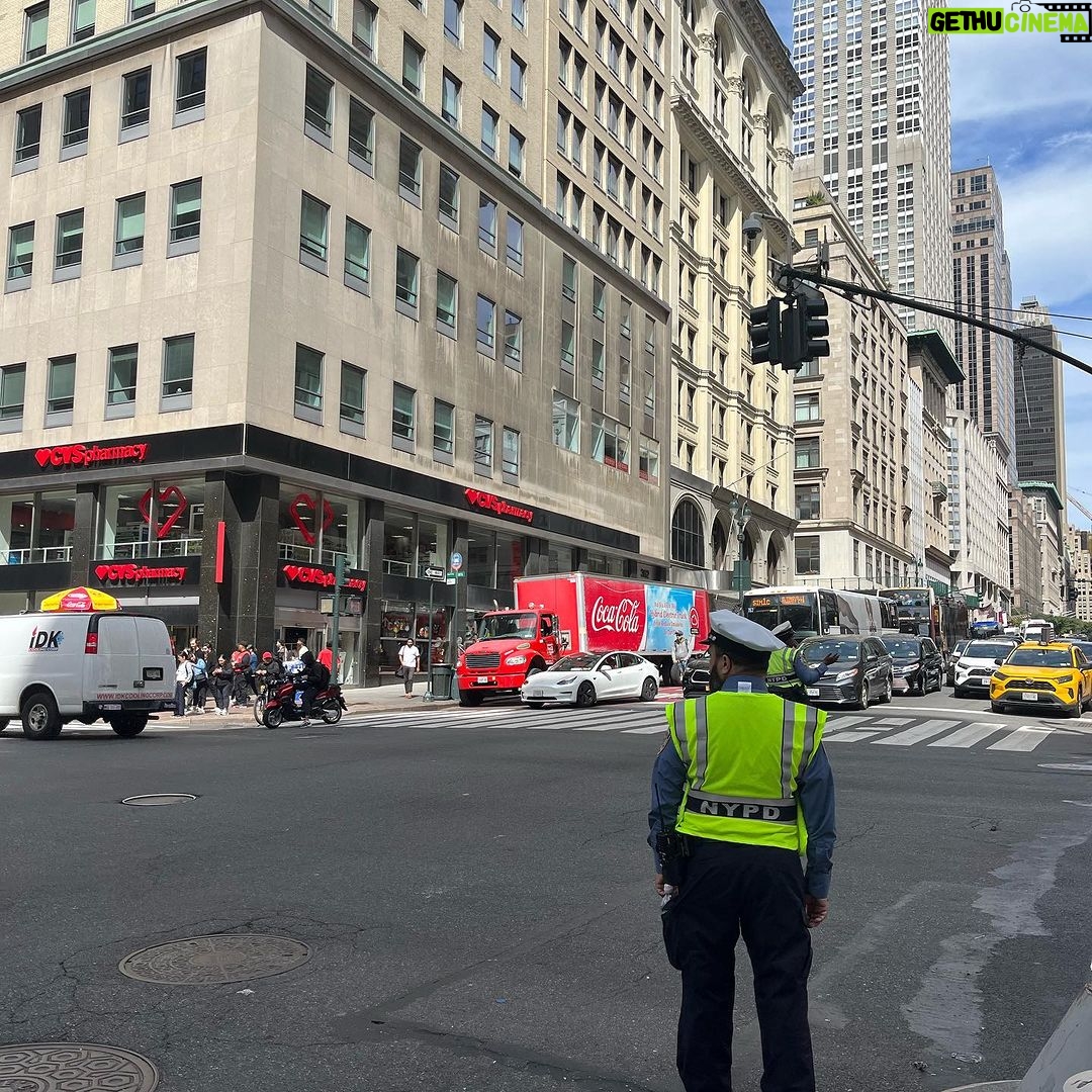 Barbara Pravi Instagram - Canada - NYC, express et zinzin (Pour voir le point ultime de non retour du sex-appeal c’est la dernière photo) 📺⛏️❤️🔥🌹