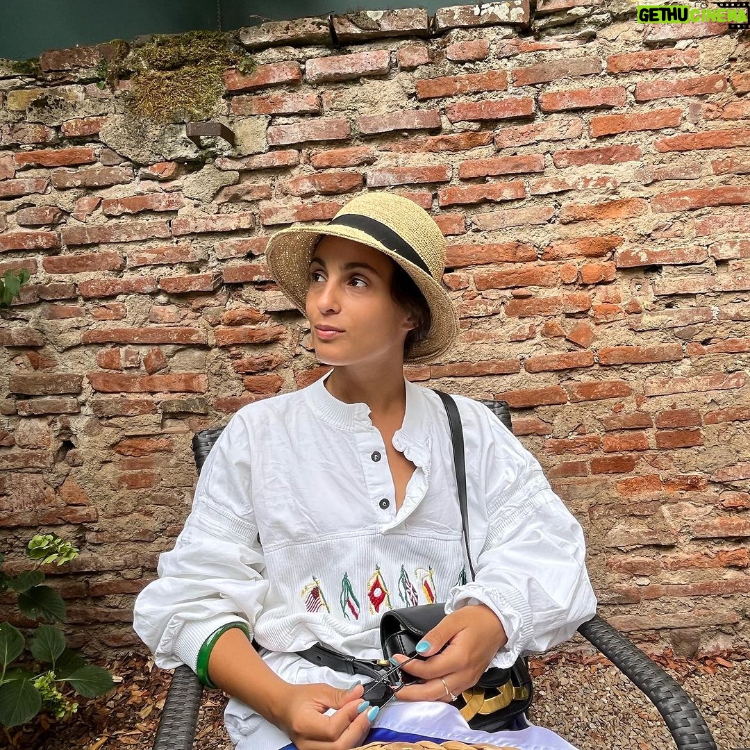 Barbara Pravi Instagram - Mini road trip pré-Angoulême 🤸🏼♂️🌞Avant première ce soir au cinema l’Eperon, dédicaces cet aprem a la librairie cosmopolite. Who’s in? 🦬♥️ Hâte de vous retrouver !