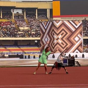 Barbara Pravi Instagram - Oh - la- la Kinshasa 🇨🇩
J’ai tout aimé. La folie désorganisée de la ville, la poussière, le ciel bas, les couleurs, l’hospitalité, la joie, la vie. Aux amis de Bandal, aux temboooo et aux découvertes humaines dingues grâce à @chris_mbala_batista et @ferregola_lepadre ❤️‍🔥
Voir un peuple aussi attaché à son pays, la ferveur, la chaleur, les sourires, la bonté.

Chanter « Lève toi », devant vous au stade des Martyrs, voir le Président se lever, le bruit de la foule qui arrache le cœur, participer à cette connexion entre nous tous, humains, frères, sœurs, unis. Wouah. La puissance du délire. 
En écrivant cette chanson, jamais je n’aurai pu imaginer qu’elle me mène aussi loin de ma maison. Et pourtant ce message a une vocation universelle. Liberté, liberté, liberté ! 

J’espère que je reviendrais chanter pour vous.
En tout cas, si vous me réinvitez je serai au rendez vous.
Merci na bino, longonia, merci merci merci. 
Na lingui bino Ma kasi ! 

Merci @jeuxdelafrancophonie , merci les équipes techniques du feu de Dieu, merci Chris qui a veillé sur nous, merci @elodie_papillon_filleul best chauffeuse de salle.
KINSHASA LA BELLE ♥️🇨🇩