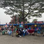 Barbara Pravi Instagram - Oh - la- la Kinshasa 🇨🇩 J’ai tout aimé. La folie désorganisée de la ville, la poussière, le ciel bas, les couleurs, l’hospitalité, la joie, la vie. Aux amis de Bandal, aux temboooo et aux découvertes humaines dingues grâce à @chris_mbala_batista et @ferregola_lepadre ❤️‍🔥 Voir un peuple aussi attaché à son pays, la ferveur, la chaleur, les sourires, la bonté. Chanter « Lève toi », devant vous au stade des Martyrs, voir le Président se lever, le bruit de la foule qui arrache le cœur, participer à cette connexion entre nous tous, humains, frères, sœurs, unis. Wouah. La puissance du délire. En écrivant cette chanson, jamais je n’aurai pu imaginer qu’elle me mène aussi loin de ma maison. Et pourtant ce message a une vocation universelle. Liberté, liberté, liberté ! J’espère que je reviendrais chanter pour vous. En tout cas, si vous me réinvitez je serai au rendez vous. Merci na bino, longonia, merci merci merci. Na lingui bino Ma kasi ! Merci @jeuxdelafrancophonie , merci les équipes techniques du feu de Dieu, merci Chris qui a veillé sur nous, merci @elodie_papillon_filleul best chauffeuse de salle. KINSHASA LA BELLE ♥️🇨🇩 Stade des Martyrs