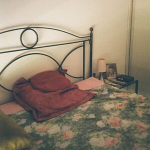 Barbara Pravi Instagram - Il y a quelques semaines je suis allée 24h chez Deda, dans le sud, la ou j’ai passé tous mes étés gamine. 
Il a eu 90 ans en juin le vieux. Avec mon petit appareil j’ai essayé de prendre en photo tous les objets que j’ai vu quotidiennement dans son appartement et aux alentours. D’un carreau vert de sa cuisine un peu vieillotte, au studio dans lequel on passait nos mois d’août avec mes parents et ma sœur, a dormir sur le sol, sur des matelas vieux comme le monde, mais tellement confortables d’avoir accueilli des milliers de repos. Je voulais pouvoir me souvenir toute ma vie des détails qui habitent tant notre champs de vision quotidien qu’on ne les voit même plus. La couleur d’un drap. D’un coussin. D’un mur. Les objets toujours à la même place. Ce sont eux qui finiront par embaumer mes souvenirs. Voici un tout petit peu de ces quelques photos-mémoire 
Saint-Raphael, en ce temps là
Les journées semblaient éternelles 
✨