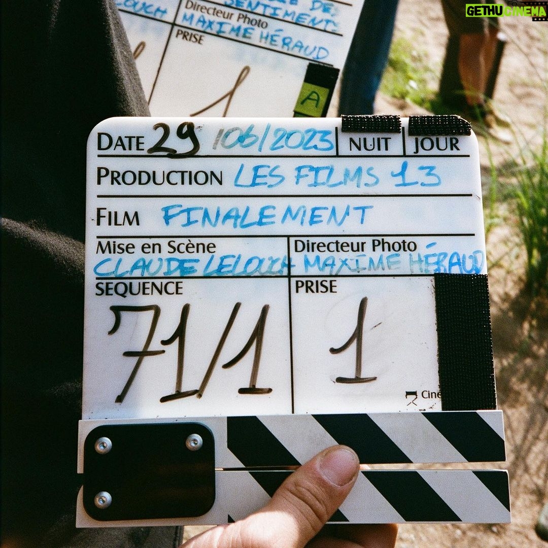 Barbara Pravi Instagram - Clap de fin pour « Finalement » ! 🎬 Je suis une enfant terrrrriblement gâtée !! Longue vie à cette équipe ultime, merci pour le voyage, de palais de justices en prison, d’hôpital en rivière, en passant par (des) couscous à 8h du matin C’était unique… La vie, l’amour, la mort Aimer un jour encore Jusqu’à la déchirure L’aventure s’ra toujours l’aventure 13 baisers et plus encore 💓 @claudelelouch @merad.kad @elsa_zylberstein @boaz_lch @francoise_fabian @michelboujenah_officiel @valerieperrin_ @raphmezrahi @julie_ferrier_official & toutes les équipes des Films 13!