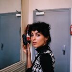 Barbara Pravi Instagram - J’ai passé une première semaine de tournage magique avec Claude Lelouch et toutes les équipes de son prochain film, quelle chance d’en être … ✨🌹. C est du rêve à grande échelle, j’ai les yeux et la tête remplis de nouvelles choses vues, entendues, admirées, découvertes. Je me sens comme une gamine émerveillée (alors qu’en vérité je suis une trentenaire farfelue) Mon appareil a capturé plein de souvenirs, j’ai hâte de vous en offrir quelques uns Baisers mes tendres 🪷 Photo par merveille @julialanzalavi