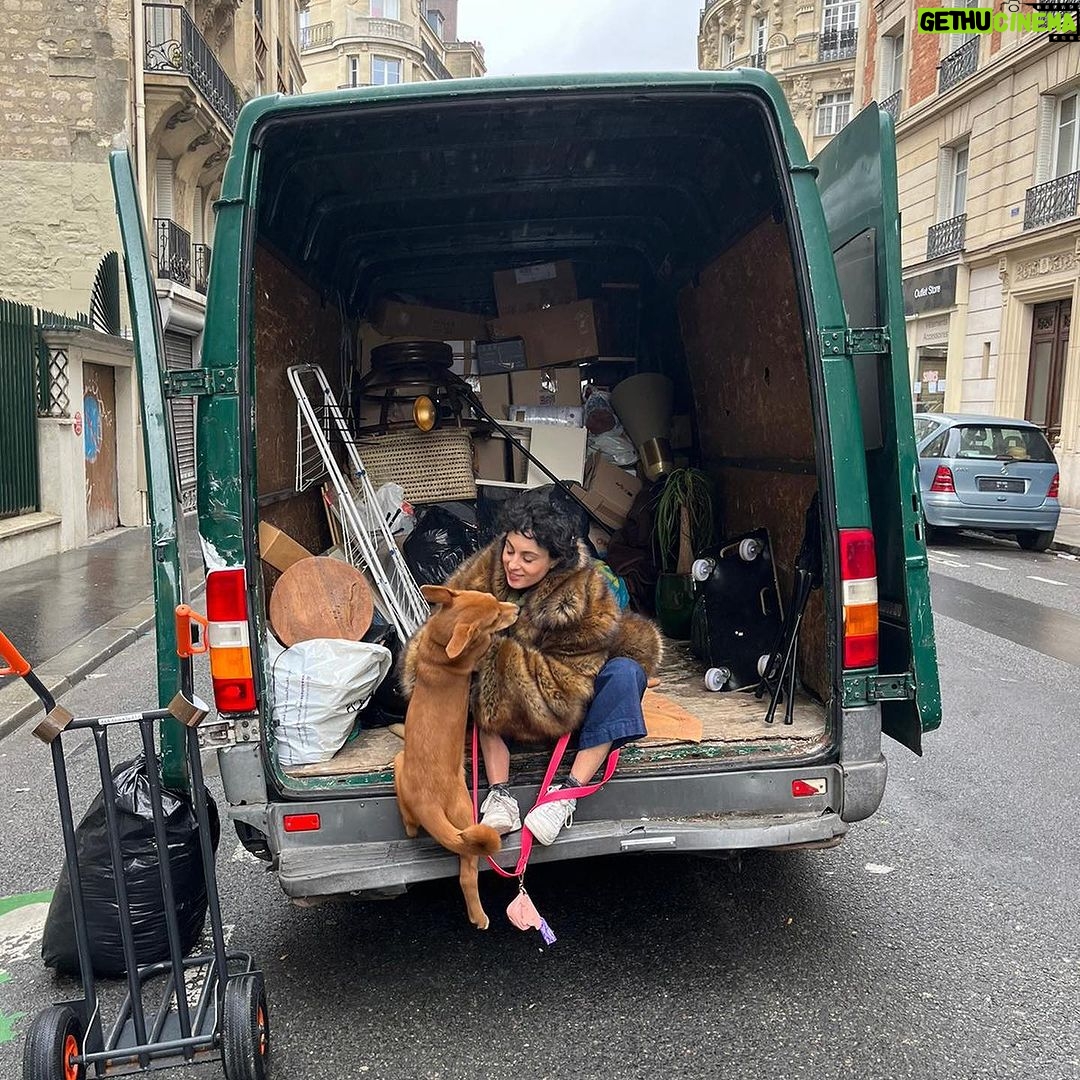 Barbara Pravi Instagram - Life lately dans mon appareil, sauf la première dans celui de @louislepron 🌹🍃 Des loges, un gardiennage de camion, un sixième étage sans ascenseur, Pepita, le soleil, bravo, des nouvelles chansons… la vie. Vous êtes désormais plus d’1,9 millions à m’écouter chaque mois, c’est une folie furieuse. De l’amour toujours renouvelé. Merci 🍃🌹 bon dimanche et un petit bout bancal d’une prière en last slide Je voudrai un jour Me transformer en arbre En olivier Je veillerai autour De moi comme font les arbres En majesté Au milieu d’un jardin Je regarderai les saisons Changer le paysage Creuser les visages Des filles et des garçons Oh Je serai un piliers Une habitude, une amie Quand ça n’ira pas bien Tout contre mon tronc On viendra pleurer J’entourerai vos corps Dans mes branches murailles Pour les soigner Et mes feuilles d’or Serviront de chandail De bouclier Au milieu de mon jardin Je regarderai les saisons Changer le paysage Creuser les visages Des filles et des garçons Oh Je serai un piliers Une habitude, une amie Quand ça n’ira pas bien Tout contre mon tronc On viendra pleurer