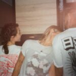 Barbara Pravi Instagram - Il y a des gens qui viennent habiter nos jours et les rendre plus heureux. Ça tombe dessus comme ça, au détour d’un appartement qu’on loue sur Leboncoin. J’ai la chance d’avoir juste au dessous de chez moi deux voisins qui sont devenus des amis. Qui me laissent des enveloppes avec des Polaroïd de nos fêtes sur le paillasson. Qui me disent « tu descends? », ou qui me montent du riz quand je suis malade. Ils organisent des fiesta ou se rencontrent des gens loufoques et géniaux. J’ai de la chance: J’habite dans un immeuble d’amis. Les amis de mes voisins sont devenus de (grands) amis. Ça fait une flopée d’amis, à l’auberge Espagnol. Parfois le dimanche on fait des brunch de chianteuses, et parfois, on part à Barcelone pour le nouvel an. Famille choisie ❤️‍🩹 Barcelone on film 🎞️, décembre 23