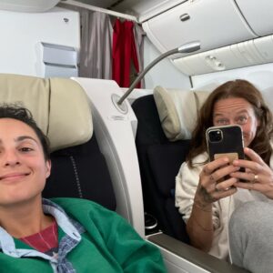 Barbara Pravi Instagram - Hasta luego 2023 ❤️‍🩹
J’ai jamais autant appris du silence et du temps. 
C’était décousu, chamboulant, solitaire et intérieur, et c’était bien. 
Maintenant que je sais que ça fait partie de la danse de se faire marcher sur les pieds, je suis prête à vous retrouver pour de nouveaux pas de côté. 
2024, si les étoiles le veulent ce sera auprès de vous. Et ce sera immense ✨💃⚔️✨

Si ça repartait pour un tour, est ce que vous seriez là, comme depuis le premier jour ? 

Je vous embrasse et vous souhaite une année sublime, heureuse joyeuse merveilleuse scandaleuse lumineuse gazeuse barboteuse et tous les mots gentils en euse. La mienne sera je l’espère de nouveau tout près de vos coeurs et de vos sourires. 
Faites gaffe ce soir boire ou conduire il faut choisir 
Pop 🍾 
A très bientôt 
🌹
B