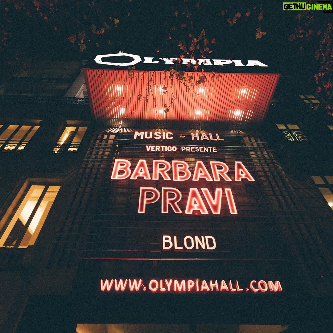 Barbara Pravi Instagram - L’Olympia c’était il y a un an déjà Et si on remettait ça bientôt ? ❤️🔥 ⛓️ @vertigoproduction @laurag_photo