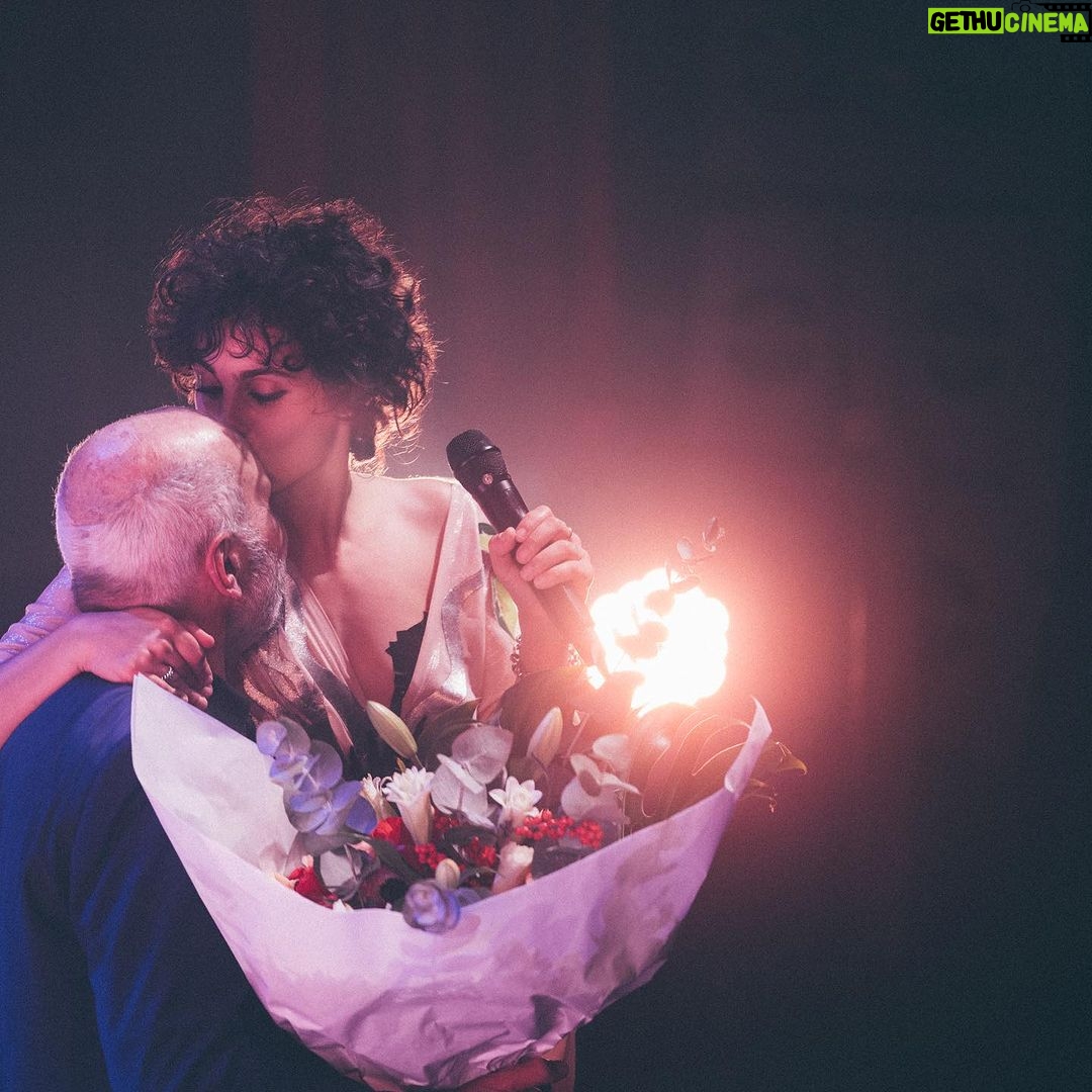 Barbara Pravi Instagram - L’Olympia c’était il y a un an déjà Et si on remettait ça bientôt ? ❤️🔥 ⛓️ @vertigoproduction @laurag_photo