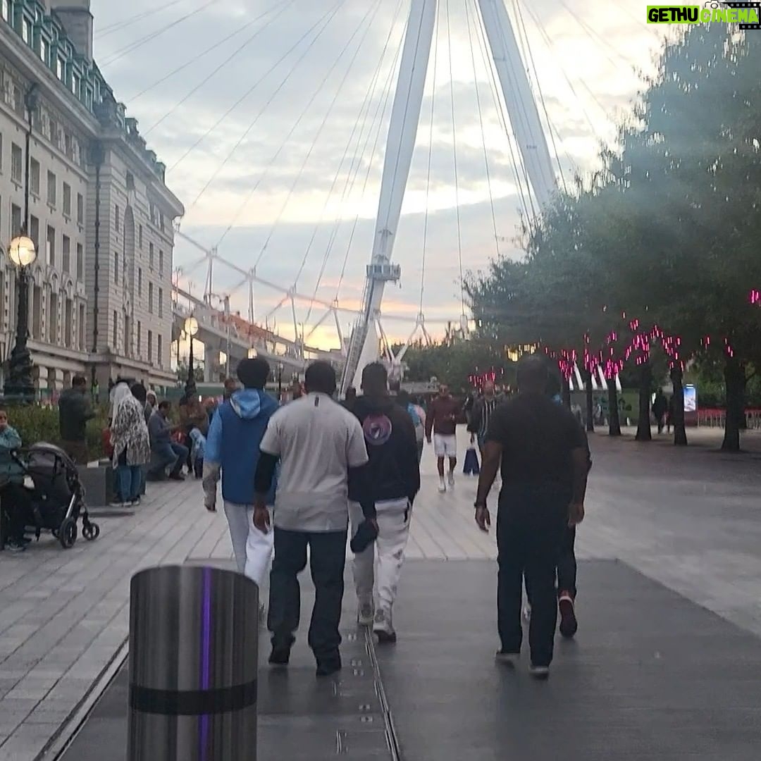 Barry Sanders Instagram - Thanks to the folks at the #LondonEye - can't believe you gave us the whole wheel to ourselves tonight. What an incredible way to see #London and a great time for me and the boys. @detroitlionsnfl @nfl @primevideo @nflfilms #LionsInLondon