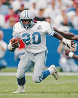 Barry Sanders Instagram - Father knows best — and @detroitlionsnfl legend @barrysanders always listened. 😂 ⁠“[My dad] was the reason I never spiked the football. I remember Tony Dorsett scored a touchdown on Monday Night Football and he did some kind of celebration. He probably just put his arms in the air or something. So in my next peewee football game, I went out and tried to imitate whatever Tony had done. After the game, I got into my dad’s car and he said, ‘Oh, you think that’s cute? If I ever see you mimicking those guys on TV.…’ And that was it. After that, I started just handing the ball to the ref.” (Link in bio) • 📸: @gettyimages