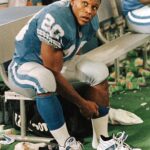 Barry Sanders Instagram - Father knows best — and @detroitlionsnfl legend @barrysanders always listened. 😂 ⁠“[My dad] was the reason I never spiked the football. I remember Tony Dorsett scored a touchdown on Monday Night Football and he did some kind of celebration. He probably just put his arms in the air or something. So in my next peewee football game, I went out and tried to imitate whatever Tony had done. After the game, I got into my dad’s car and he said, ‘Oh, you think that’s cute? If I ever see you mimicking those guys on TV.…’ And that was it. After that, I started just handing the ball to the ref.” (Link in bio) • 📸: @gettyimages