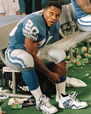 Barry Sanders Instagram - Father knows best — and @detroitlionsnfl legend @barrysanders always listened. 😂 ⁠“[My dad] was the reason I never spiked the football. I remember Tony Dorsett scored a touchdown on Monday Night Football and he did some kind of celebration. He probably just put his arms in the air or something. So in my next peewee football game, I went out and tried to imitate whatever Tony had done. After the game, I got into my dad’s car and he said, ‘Oh, you think that’s cute? If I ever see you mimicking those guys on TV.…’ And that was it. After that, I started just handing the ball to the ref.” (Link in bio) • 📸: @gettyimages