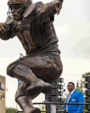 Barry Sanders Instagram - Today, outside of @fordfield, we unveiled a statue of @barrysanders, immortalizing a true Lions Legend.
