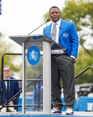 Barry Sanders Instagram - Today, outside of @fordfield, we unveiled a statue of @barrysanders, immortalizing a true Lions Legend.