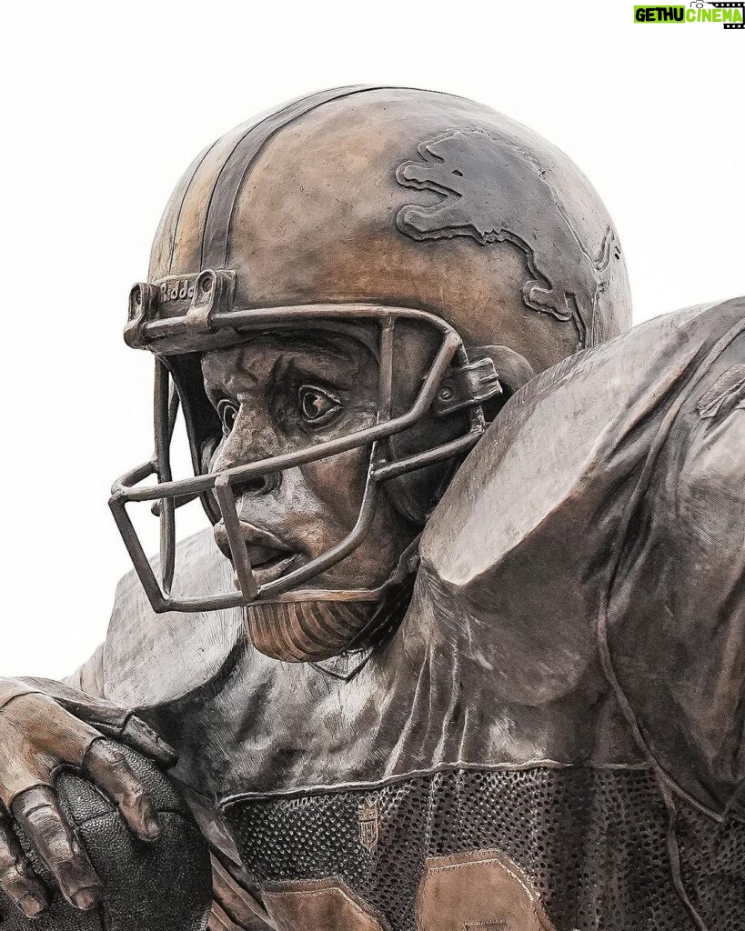 Barry Sanders Instagram - Today, outside of @fordfield, we unveiled a statue of @barrysanders, immortalizing a true Lions Legend.