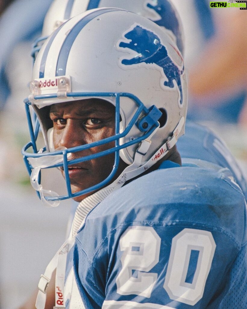 Barry Sanders Instagram - Father knows best — and @detroitlionsnfl legend @barrysanders always listened. 😂 ⁠“[My dad] was the reason I never spiked the football. I remember Tony Dorsett scored a touchdown on Monday Night Football and he did some kind of celebration. He probably just put his arms in the air or something. So in my next peewee football game, I went out and tried to imitate whatever Tony had done. After the game, I got into my dad’s car and he said, ‘Oh, you think that’s cute? If I ever see you mimicking those guys on TV.…’ And that was it. After that, I started just handing the ball to the ref.” (Link in bio) • 📸: @gettyimages