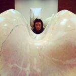 Bartosz Gelner Instagram - sztuka wśród sztuki vol. 14 zimna jak kamień #art#museum#anishkapoor #muzeumrzezbypolskiej#orońsko Centrum Rzeźby Polskiej w Orońsku