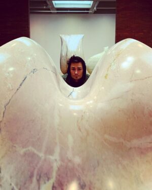 Bartosz Gelner Instagram - sztuka wśród sztuki vol. 14
zimna jak kamień
#art#museum#anishkapoor 
#muzeumrzezbypolskiej#orońsko