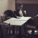 Bartosz Gelner Instagram - Czekam na kolegów... (zdjęcie historyczne) #literaci#literatki#film#czytelnik #marzec68 Kawiarnia Czytelnik Nowe Wydanie
