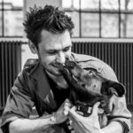 Bartosz Gelner Instagram - Pandora (gr. pan – "wszystko", dōron – "dar") jest piękna, mądra i do wzięcia... #adoptujniekupuj#adoptujpsa#schroniskonapaluchu#pies 📸 @a.wrzeszczynska Nowy Teatr w Warszawie