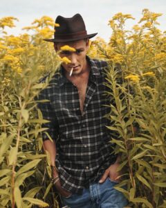Bartosz Gelner Instagram - rolnik szuka żony w @harpersbazaarpolska ZAPRASZAM!!! 📸 @sebastian.ciulinski 🤘🏻 #rolnik#wieś#traktor#dożynki#sianokosy