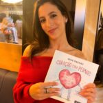 Beatriz Costa Instagram - Sou uma mulher que acredita no poder das palavras, na força do encontro, e na potência transformadora da generosidade. A Vera é Amor setenta vezes sete. É uma alegria e uma luz multiplicadas ao expoente da amorosidade. Chegou à minha vida num dia em que a viagem era turbulenta, e tirou as nuvens de um céu que era muito acinzentado. E faz isto com centenas de pessoas - é, na verdade, o que escolheu fazer com a sua belíssima existência- ajudar e cuidar. Criou a @offcina.work e é a este projeto, e às pessoas, que dedica a sua vida. É colo e asas para voar. É sensibilidade e força, é cor(agem) e coração. É inteligência e integridade. É amparo. É lanterna que aponta o caminho, é uma verdadeira mecânica que afina as peças de muitos - tantos - corações. É a flor do bonsai, a Vera: é uma probabilidade muito reduzida. Escreveu um livro que diz que é para crianças, mas tenho para mim que os livros para crianças são sempre mais para adultos. Chamou-lhe "𝐂𝐨𝐫𝐚𝐜̧𝐚̃𝐨 𝐜𝐨𝐦 𝐏𝐞𝐫𝐧𝐚𝐬", nome que a minha querida homónima, Beatriz Costa, deu ao pai da Vera. Faz-lhes esta homenagem, mas nós é que ficamos a ganhar. É um livro sobre inteligência emocional e saúde mental. É uma ferramenta preciosa para os que têm a tarefa de educar e guiar aqueles que um dia serão mulheres e homens, cidadãs e cidadãos do mundo. É um livro urgente, delicado, potente e delicioso. Foi feito de um lugar visceral e honesto. Foi feito com, e para o Amor. Num mundo tão doente e por vezes, incompreensível, é sobre isto que quero falar. Sobre educação e sensibilidade. Parece-me a leitura perfeita para se fazer em conjunto com os nossos pequenos, e quem sabe, deixar que nos relembre de algumas coisas importantes. Sou uma mulher que acredita no poder das palavras, na força do encontro e na potência transformadora da generosidade. Que acredita que pode mudar o mundo. A Vera também. E mais do que acreditar, faz. É um raio de luz no escuro. Não sei quanto a vocês, mas acho que fazer Amor em tempo de guerra é coisa de malta revolucionária, resistente e digna de ser escutada. Boas leituras ❤️