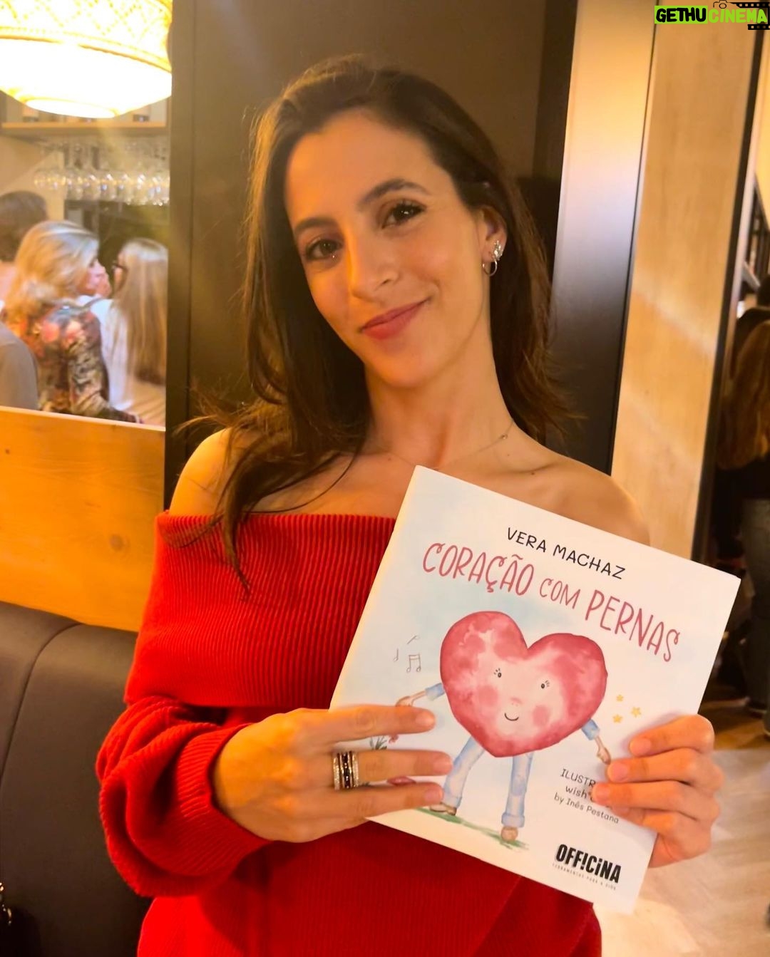 Beatriz Costa Instagram - Sou uma mulher que acredita no poder das palavras, na força do encontro, e na potência transformadora da generosidade. A Vera é Amor setenta vezes sete. É uma alegria e uma luz multiplicadas ao expoente da amorosidade. Chegou à minha vida num dia em que a viagem era turbulenta, e tirou as nuvens de um céu que era muito acinzentado. E faz isto com centenas de pessoas - é, na verdade, o que escolheu fazer com a sua belíssima existência- ajudar e cuidar. Criou a @offcina.work e é a este projeto, e às pessoas, que dedica a sua vida. É colo e asas para voar. É sensibilidade e força, é cor(agem) e coração. É inteligência e integridade. É amparo. É lanterna que aponta o caminho, é uma verdadeira mecânica que afina as peças de muitos - tantos - corações. É a flor do bonsai, a Vera: é uma probabilidade muito reduzida. Escreveu um livro que diz que é para crianças, mas tenho para mim que os livros para crianças são sempre mais para adultos. Chamou-lhe "𝐂𝐨𝐫𝐚𝐜̧𝐚̃𝐨 𝐜𝐨𝐦 𝐏𝐞𝐫𝐧𝐚𝐬", nome que a minha querida homónima, Beatriz Costa, deu ao pai da Vera. Faz-lhes esta homenagem, mas nós é que ficamos a ganhar. É um livro sobre inteligência emocional e saúde mental. É uma ferramenta preciosa para os que têm a tarefa de educar e guiar aqueles que um dia serão mulheres e homens, cidadãs e cidadãos do mundo. É um livro urgente, delicado, potente e delicioso. Foi feito de um lugar visceral e honesto. Foi feito com, e para o Amor. Num mundo tão doente e por vezes, incompreensível, é sobre isto que quero falar. Sobre educação e sensibilidade. Parece-me a leitura perfeita para se fazer em conjunto com os nossos pequenos, e quem sabe, deixar que nos relembre de algumas coisas importantes. Sou uma mulher que acredita no poder das palavras, na força do encontro e na potência transformadora da generosidade. Que acredita que pode mudar o mundo. A Vera também. E mais do que acreditar, faz. É um raio de luz no escuro. Não sei quanto a vocês, mas acho que fazer Amor em tempo de guerra é coisa de malta revolucionária, resistente e digna de ser escutada. Boas leituras ❤️