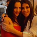 Beatriz Costa Instagram - Sou uma mulher que acredita no poder das palavras, na força do encontro, e na potência transformadora da generosidade. A Vera é Amor setenta vezes sete. É uma alegria e uma luz multiplicadas ao expoente da amorosidade. Chegou à minha vida num dia em que a viagem era turbulenta, e tirou as nuvens de um céu que era muito acinzentado. E faz isto com centenas de pessoas - é, na verdade, o que escolheu fazer com a sua belíssima existência- ajudar e cuidar. Criou a @offcina.work e é a este projeto, e às pessoas, que dedica a sua vida. É colo e asas para voar. É sensibilidade e força, é cor(agem) e coração. É inteligência e integridade. É amparo. É lanterna que aponta o caminho, é uma verdadeira mecânica que afina as peças de muitos - tantos - corações. É a flor do bonsai, a Vera: é uma probabilidade muito reduzida. Escreveu um livro que diz que é para crianças, mas tenho para mim que os livros para crianças são sempre mais para adultos. Chamou-lhe "𝐂𝐨𝐫𝐚𝐜̧𝐚̃𝐨 𝐜𝐨𝐦 𝐏𝐞𝐫𝐧𝐚𝐬", nome que a minha querida homónima, Beatriz Costa, deu ao pai da Vera. Faz-lhes esta homenagem, mas nós é que ficamos a ganhar. É um livro sobre inteligência emocional e saúde mental. É uma ferramenta preciosa para os que têm a tarefa de educar e guiar aqueles que um dia serão mulheres e homens, cidadãs e cidadãos do mundo. É um livro urgente, delicado, potente e delicioso. Foi feito de um lugar visceral e honesto. Foi feito com, e para o Amor. Num mundo tão doente e por vezes, incompreensível, é sobre isto que quero falar. Sobre educação e sensibilidade. Parece-me a leitura perfeita para se fazer em conjunto com os nossos pequenos, e quem sabe, deixar que nos relembre de algumas coisas importantes. Sou uma mulher que acredita no poder das palavras, na força do encontro e na potência transformadora da generosidade. Que acredita que pode mudar o mundo. A Vera também. E mais do que acreditar, faz. É um raio de luz no escuro. Não sei quanto a vocês, mas acho que fazer Amor em tempo de guerra é coisa de malta revolucionária, resistente e digna de ser escutada. Boas leituras ❤️