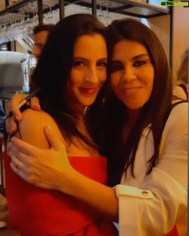 Beatriz Costa Instagram - Sou uma mulher que acredita no poder das palavras, na força do encontro, e na potência transformadora da generosidade. A Vera é Amor setenta vezes sete. É uma alegria e uma luz multiplicadas ao expoente da amorosidade. Chegou à minha vida num dia em que a viagem era turbulenta, e tirou as nuvens de um céu que era muito acinzentado. E faz isto com centenas de pessoas - é, na verdade, o que escolheu fazer com a sua belíssima existência- ajudar e cuidar. Criou a @offcina.work e é a este projeto, e às pessoas, que dedica a sua vida. É colo e asas para voar. É sensibilidade e força, é cor(agem) e coração. É inteligência e integridade. É amparo. É lanterna que aponta o caminho, é uma verdadeira mecânica que afina as peças de muitos - tantos - corações. É a flor do bonsai, a Vera: é uma probabilidade muito reduzida. Escreveu um livro que diz que é para crianças, mas tenho para mim que os livros para crianças são sempre mais para adultos. Chamou-lhe "𝐂𝐨𝐫𝐚𝐜̧𝐚̃𝐨 𝐜𝐨𝐦 𝐏𝐞𝐫𝐧𝐚𝐬", nome que a minha querida homónima, Beatriz Costa, deu ao pai da Vera. Faz-lhes esta homenagem, mas nós é que ficamos a ganhar. É um livro sobre inteligência emocional e saúde mental. É uma ferramenta preciosa para os que têm a tarefa de educar e guiar aqueles que um dia serão mulheres e homens, cidadãs e cidadãos do mundo. É um livro urgente, delicado, potente e delicioso. Foi feito de um lugar visceral e honesto. Foi feito com, e para o Amor. Num mundo tão doente e por vezes, incompreensível, é sobre isto que quero falar. Sobre educação e sensibilidade. Parece-me a leitura perfeita para se fazer em conjunto com os nossos pequenos, e quem sabe, deixar que nos relembre de algumas coisas importantes. Sou uma mulher que acredita no poder das palavras, na força do encontro e na potência transformadora da generosidade. Que acredita que pode mudar o mundo. A Vera também. E mais do que acreditar, faz. É um raio de luz no escuro. Não sei quanto a vocês, mas acho que fazer Amor em tempo de guerra é coisa de malta revolucionária, resistente e digna de ser escutada. Boas leituras ❤️